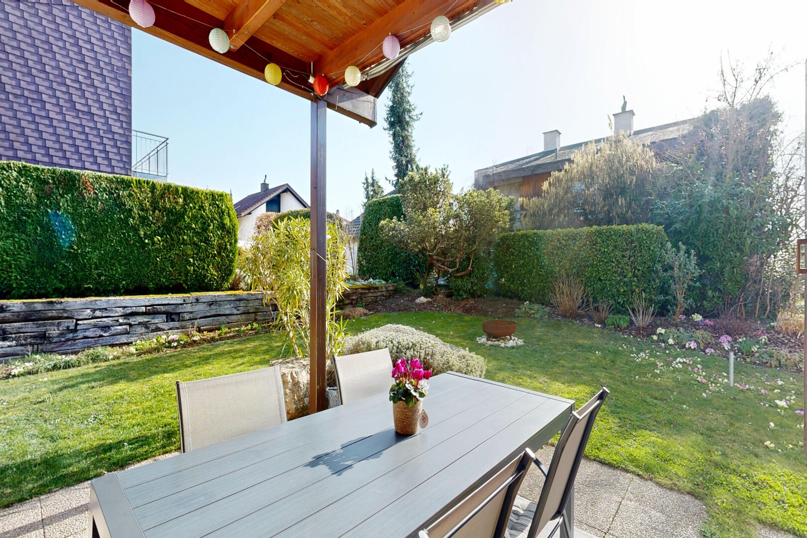 terrasse avec pelouse, coin repas extérieur, from property, terrasse, et day time