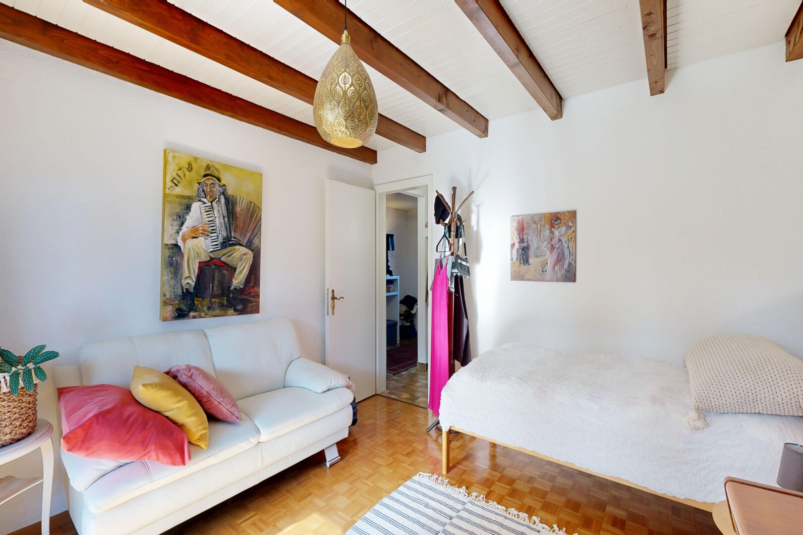 salon avec parquet floor, inside property, sol en finition bois, wood finish floor, et plafond à poutres