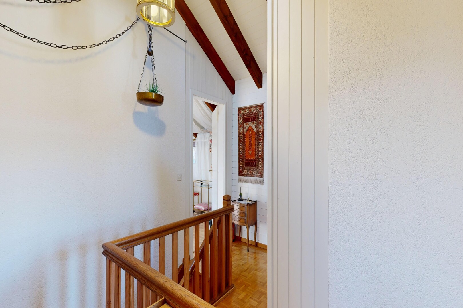 couloir avec plafond à poutres, beamed ceiling, parquet floor, sol en finition bois, et wood finish floor