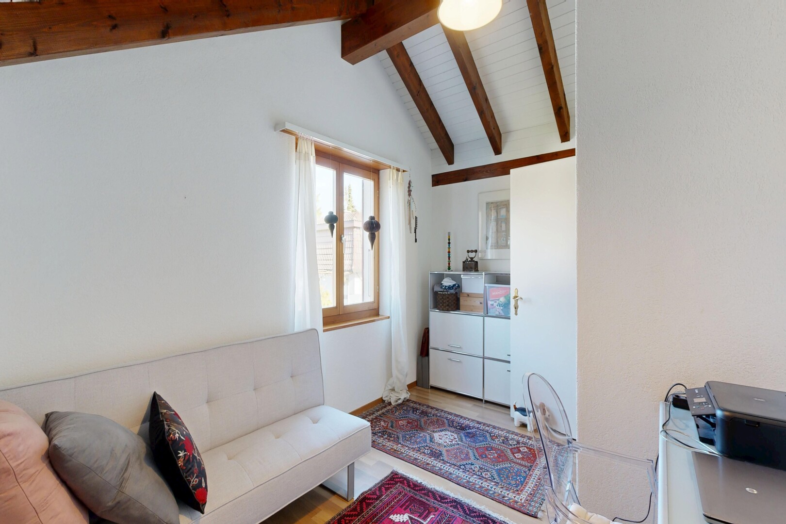salon avec inside property, plafond voûté, vaulted ceiling, plafond à poutres, et beamed ceiling
