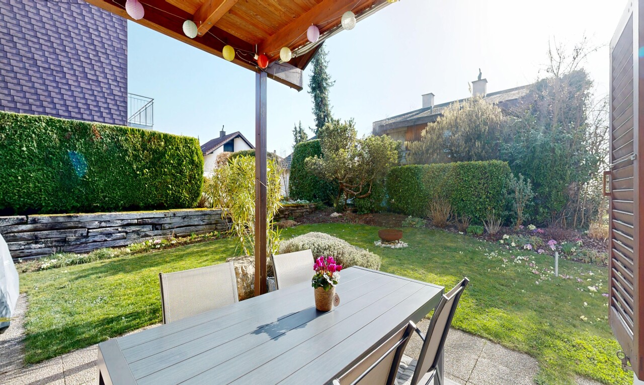 terrasse avec pelouse, coin repas extérieur, from property, terrasse, et day time