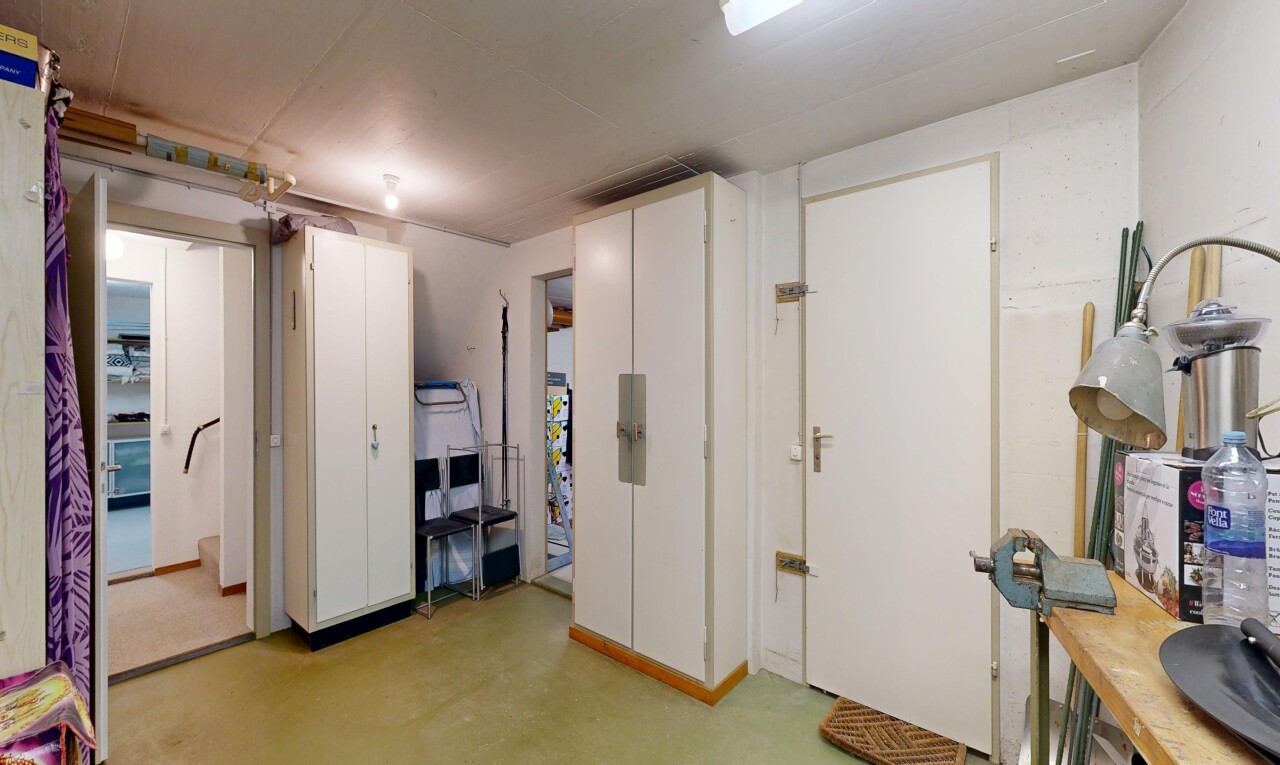 chambre avec light floor, inside property, cloison sèche, drywall, et sol en béton