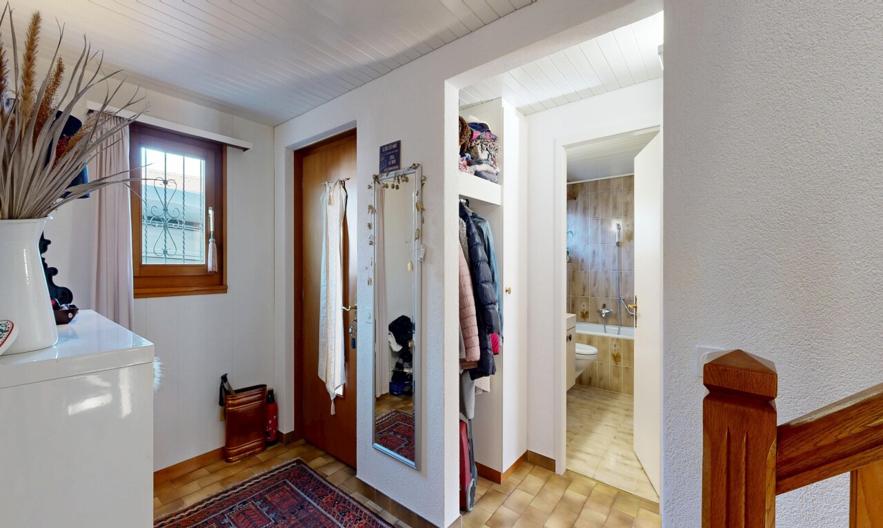 couloir avec lave-linge et sèche-linge, inside property, lumière naturelle, natural light, et light floor
