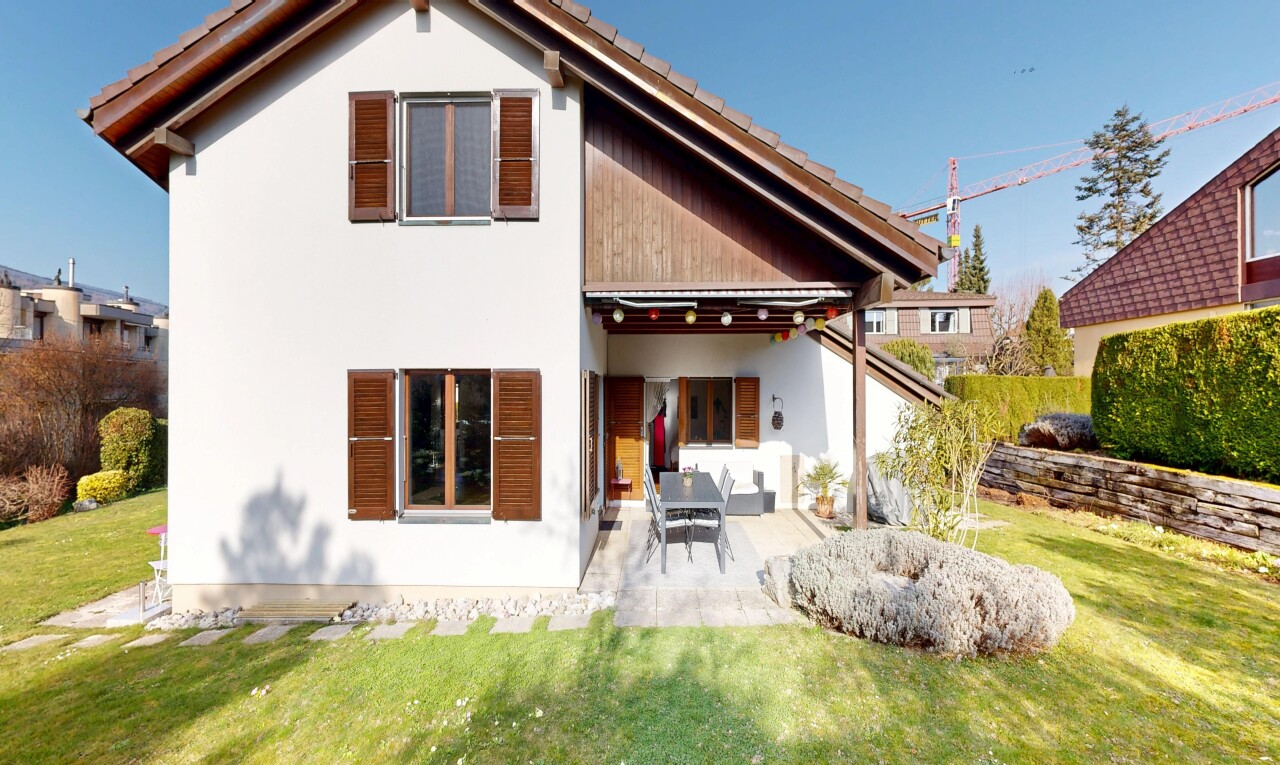 façade avec pelouse, terrasse, property visible, day time, et bardage en stuc