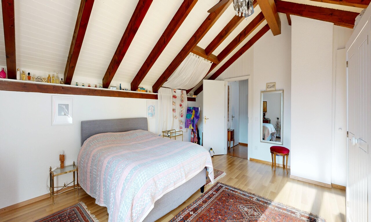 chambre avec sol en finition bois, wood finish floor, plafond à poutres, beamed ceiling, et inside property