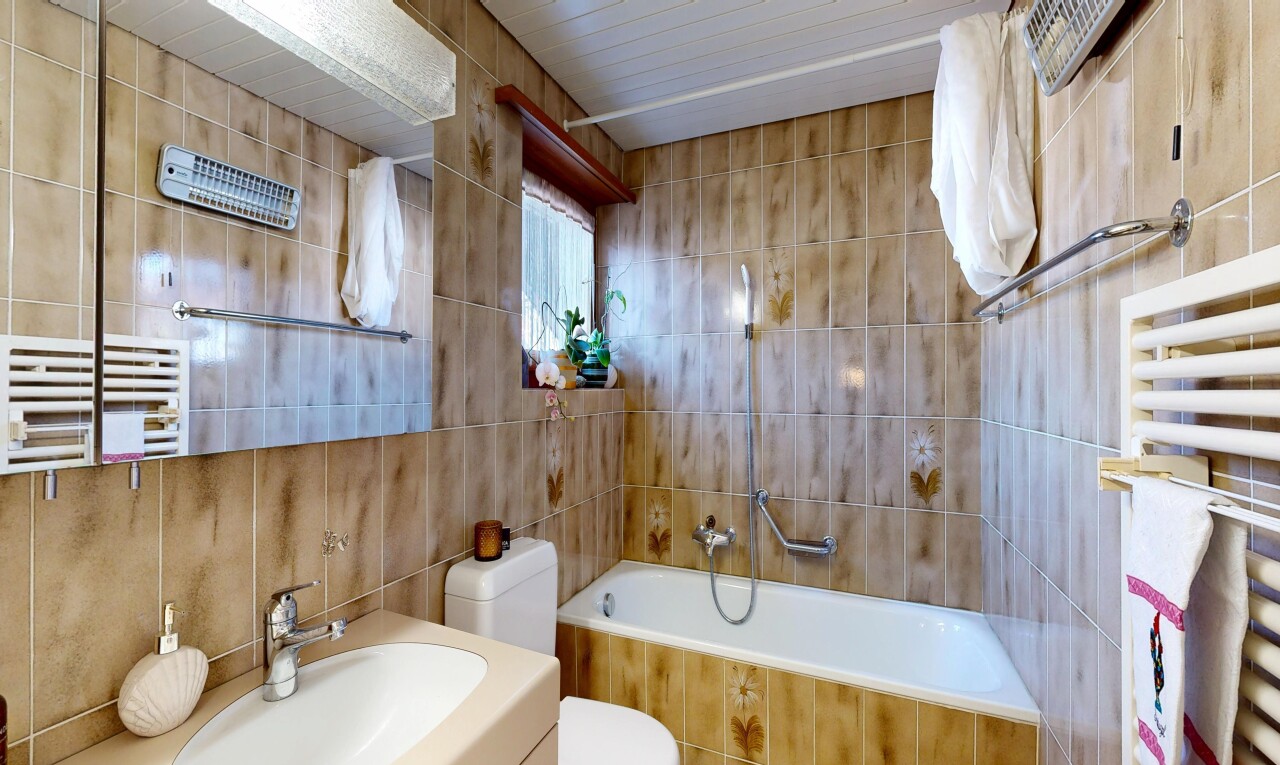 salle de bains avec chauffe-serviettes, tile wall, mur en carrelage, miroir, et salle de bain complète