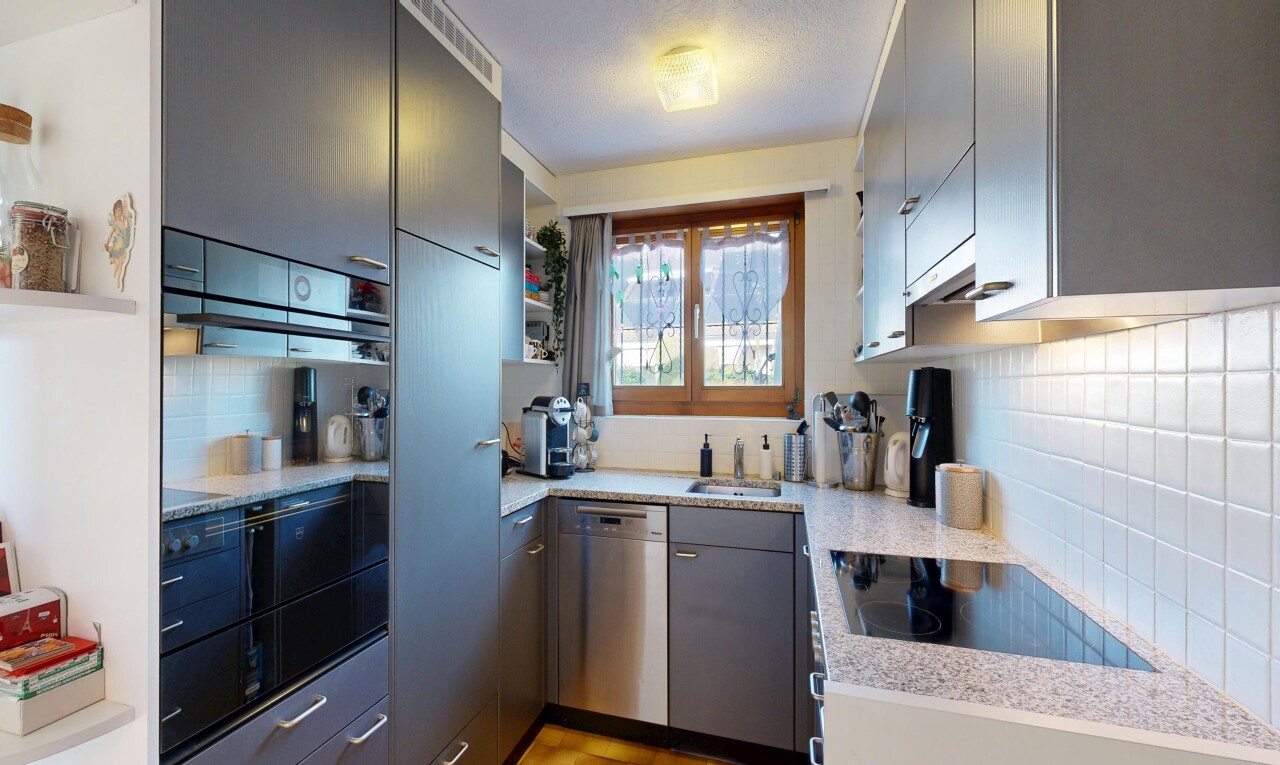 cuisine avec light countertops, plaque de cuisson, inside property, backsplash, et dosseret