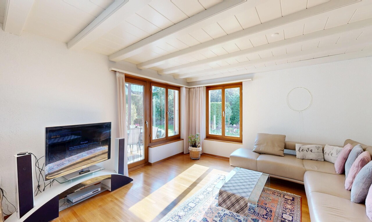 salon avec télévision, inside property, sol en finition bois, wood finish floor, et cloison sèche