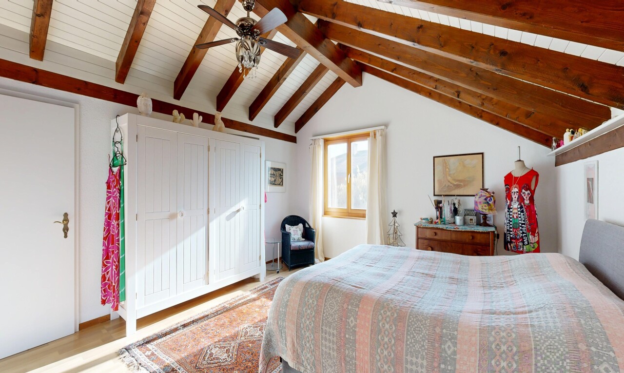chambre avec inside property, plafond cathédrale, cathedral ceiling, plafond voûté, et vaulted ceiling