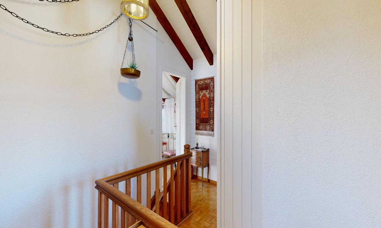 couloir avec plafond à poutres, beamed ceiling, parquet floor, sol en finition bois, et wood finish floor