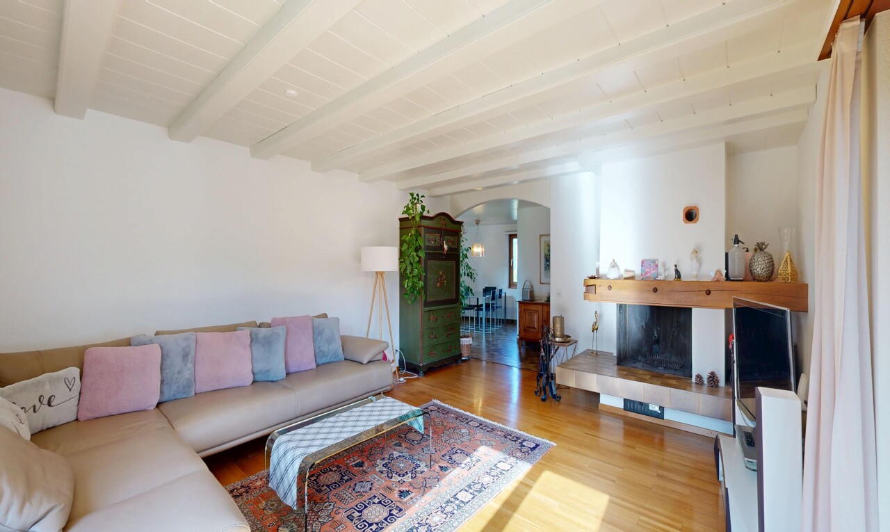 salon avec passages en arc, inside property, sol en finition bois, wood finish floor, et cloison sèche