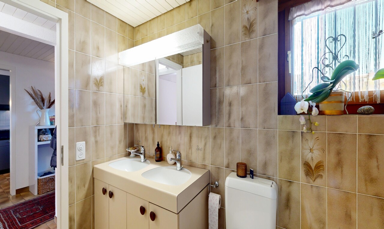salle de bains avec double vasque, miroir, inside property, toilette, et évier