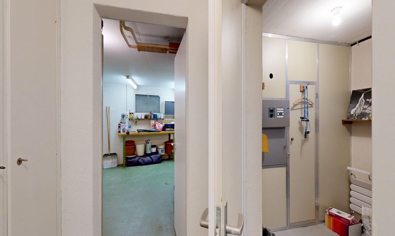 salle de bains avec inside property, cloison sèche, et drywall
