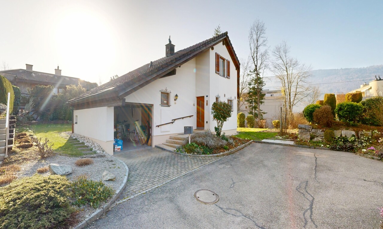 façade avec bardage en stuc, cheminée, et property visible