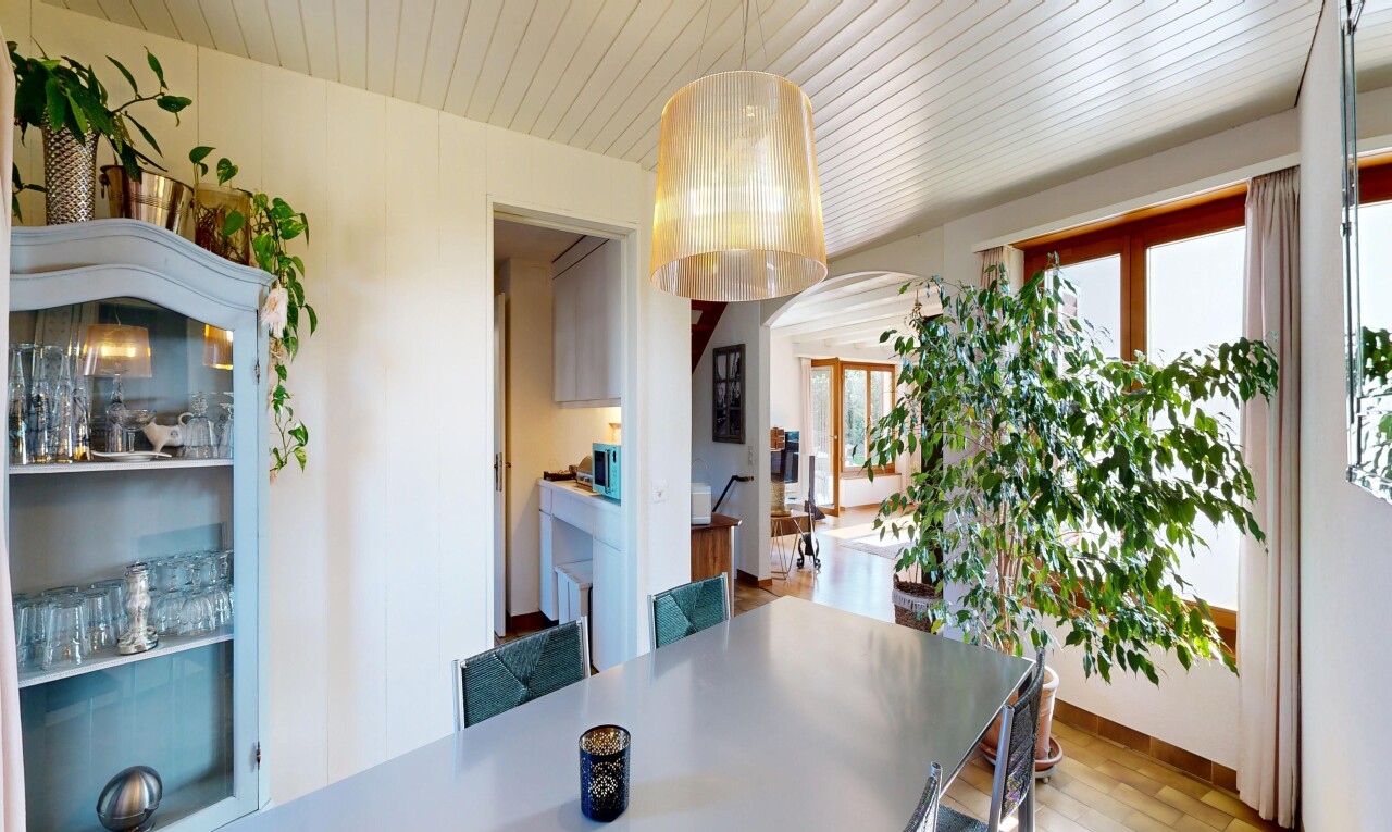 salle à manger avec lumière naturelle, natural light, inside property, sol en finition bois, et wood finish floor