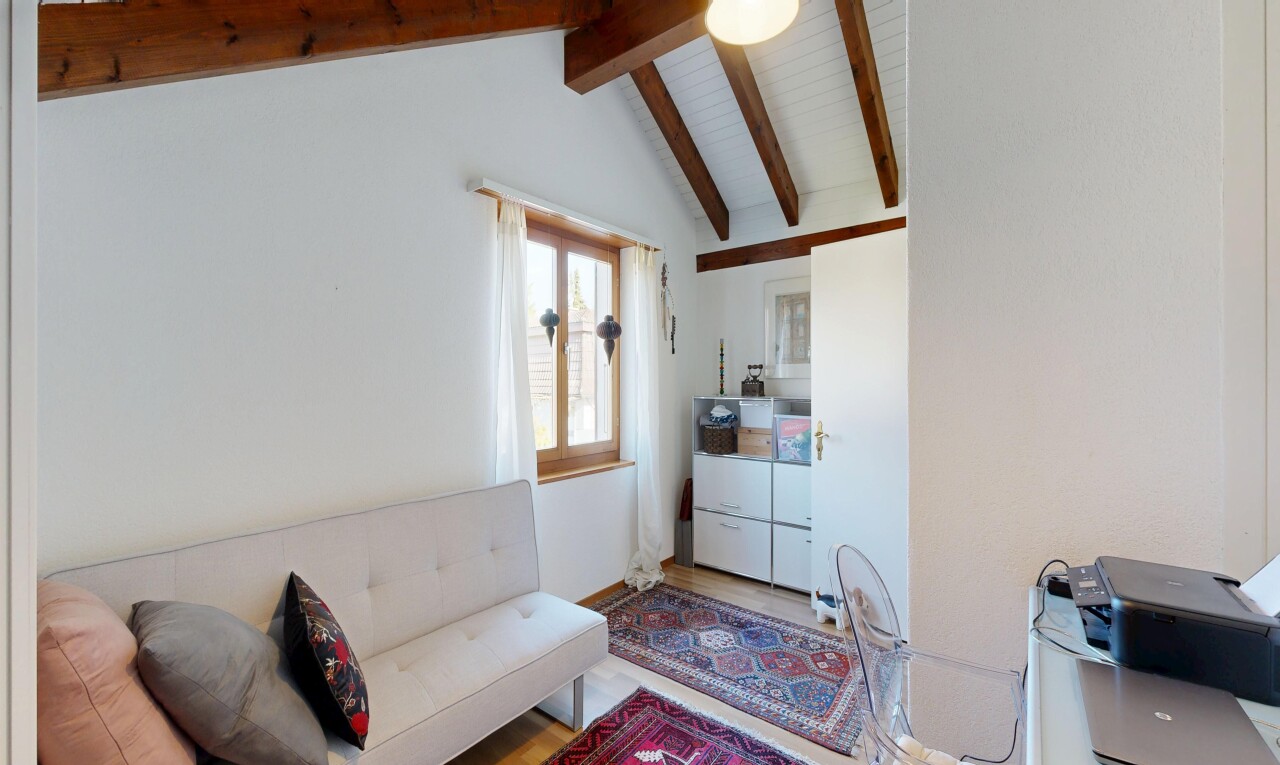 salon avec inside property, plafond voûté, vaulted ceiling, plafond à poutres, et beamed ceiling