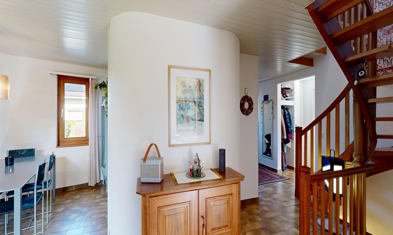 couloir avec escaliers, natural light, lumière naturelle, inside property, et drywall