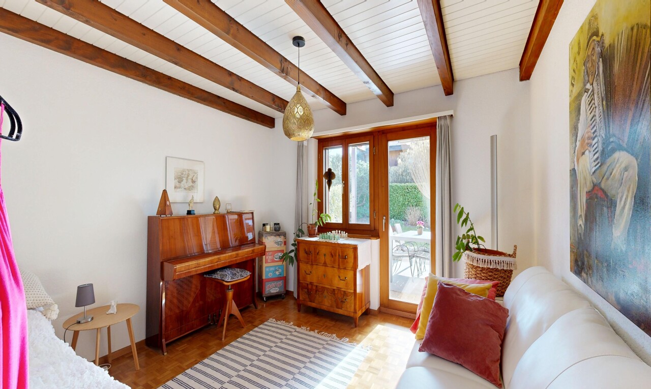 salon avec sol en finition bois, wood finish floor, inside property, cloison sèche, et drywall