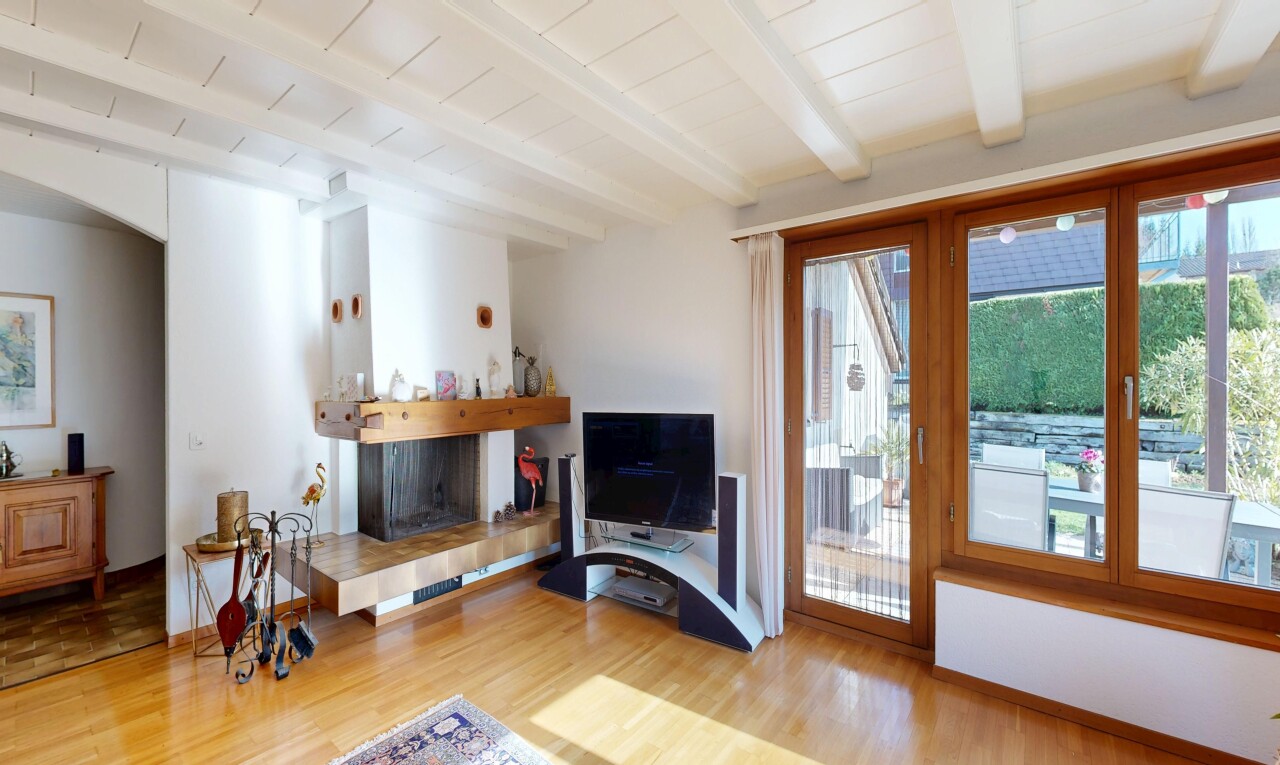 salon avec télévision, inside property, drywall, cloison sèche, et wood finish floor