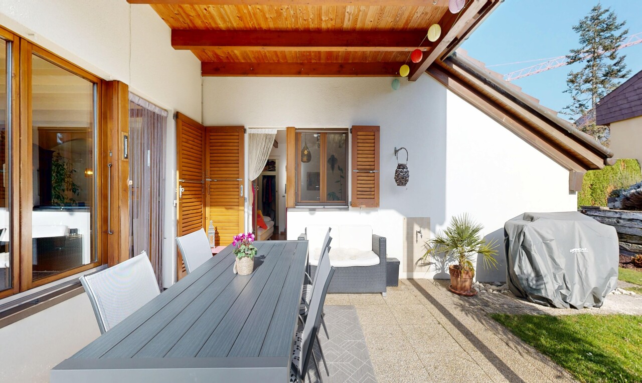 terrasse avec coin repas extérieur, from property, day time, virtually staged, et gril
