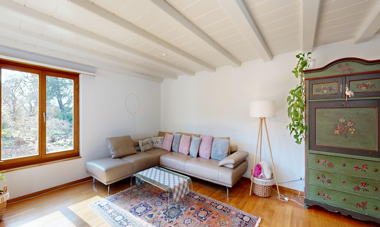 salon avec inside property, cloison sèche, drywall, lumière naturelle, et natural light