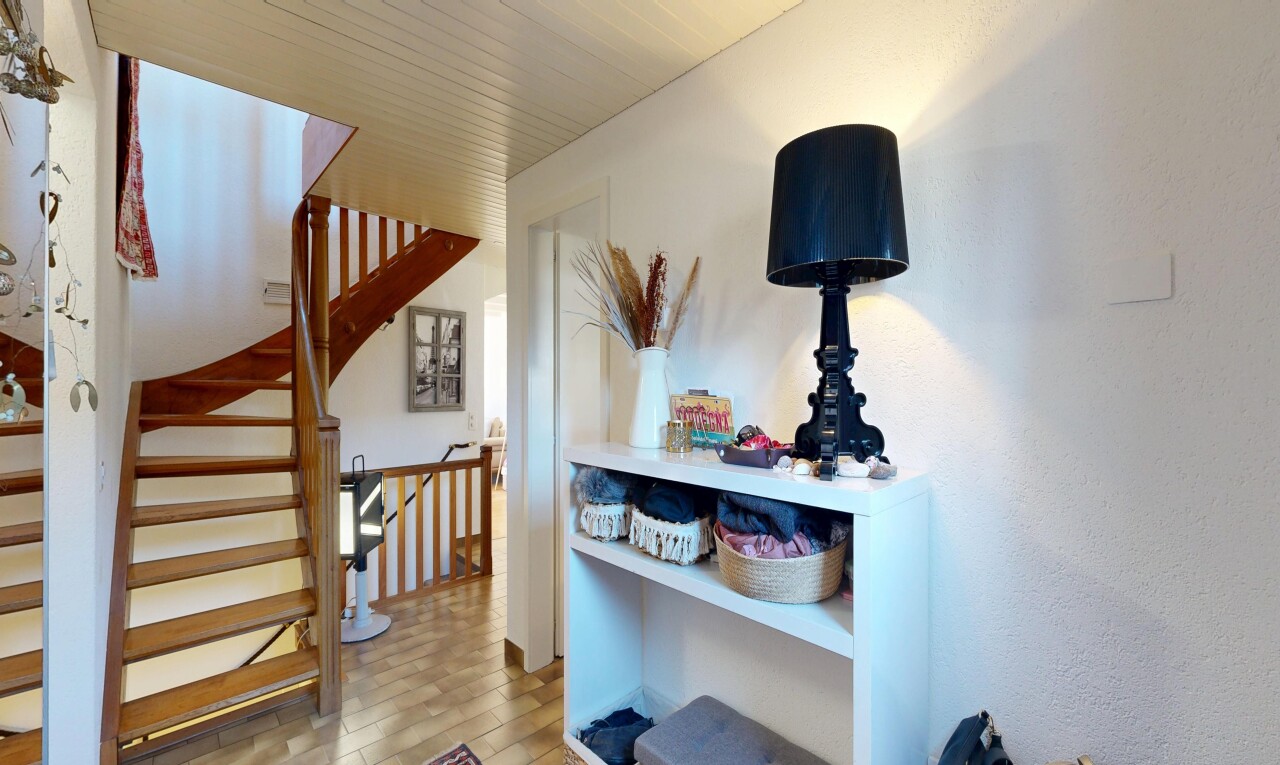 escaliers avec inside property, sol en finition bois, wood finish floor, et escaliers