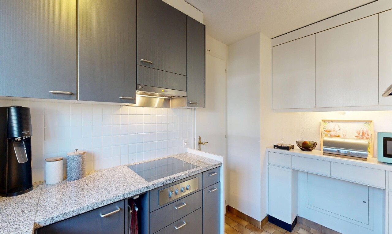 cuisine avec light countertops, inside property, plans de travail en pierre, stone countertops, et dosseret