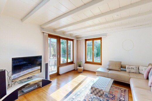 wohnzimmer mit fernseher, inside property, holzfußboden, wood finish floor, und gipskartonwand
