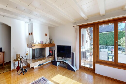 wohnzimmer mit fernseher, inside property, drywall, gipskartonwand, und wood finish floor