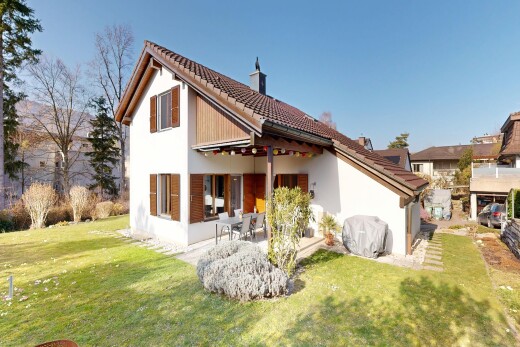 außenansicht mit rasen, terrasse, property visible, day time, und stuckverkleidung