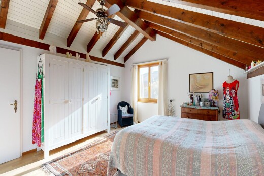 zimmer / schlafzimmer mit inside property, kathedralendecke, cathedral ceiling, dachschräge, und vaulted ceiling