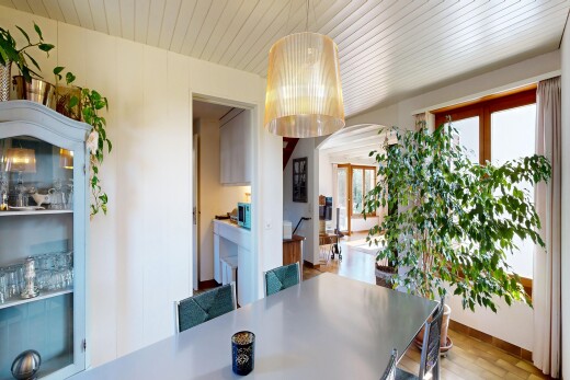 esszimmer mit natürliches licht, natural light, inside property, holzfußboden, und wood finish floor