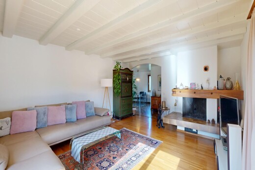 wohnzimmer mit gewölbte gehwege, inside property, holzfußboden, wood finish floor, und gipskartonwand