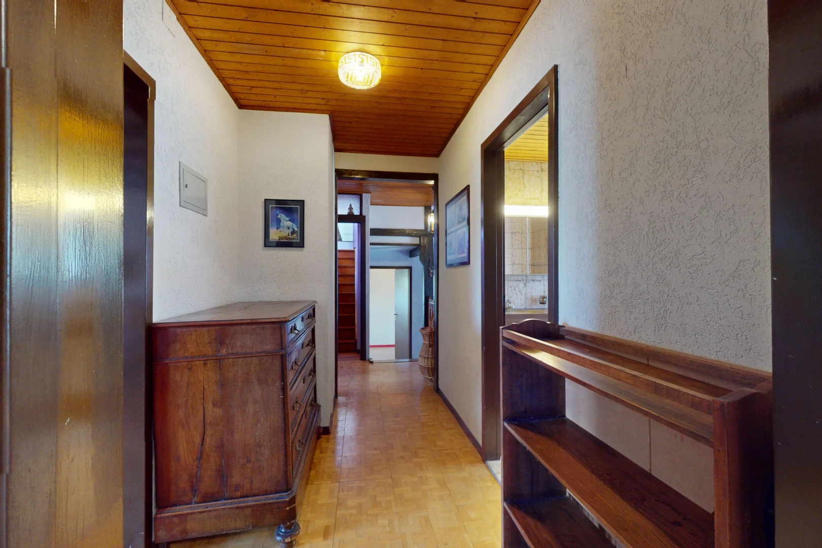 couloir avec lumière naturelle et plafond de bois