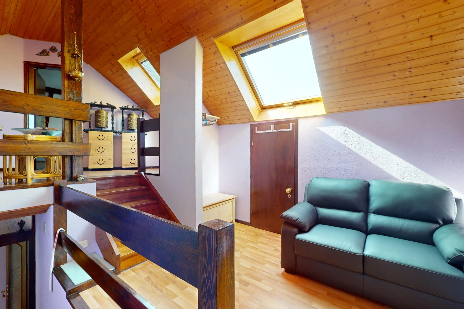salon / salle à manger avec plafond voûté, lucarne, et plafond de bois
