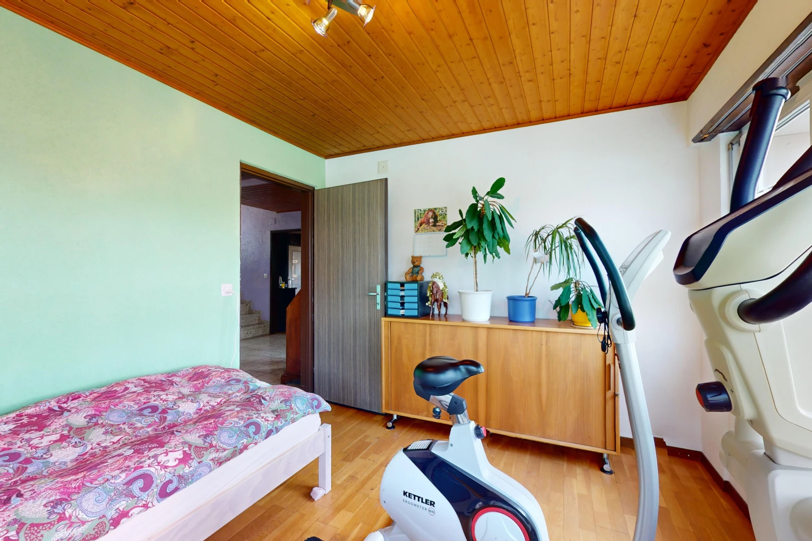 chambre avec plancher de bois et plafond de bois