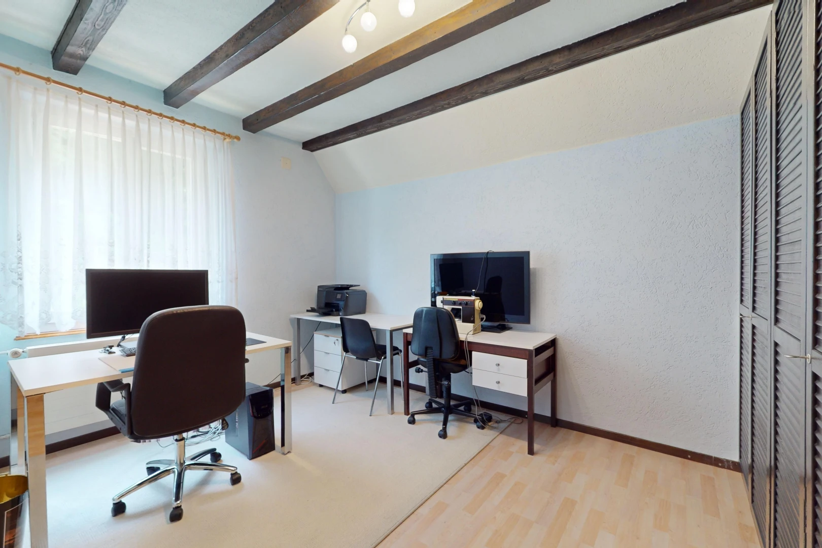 bureau avec plafond voûté, lumière naturelle, et télévision