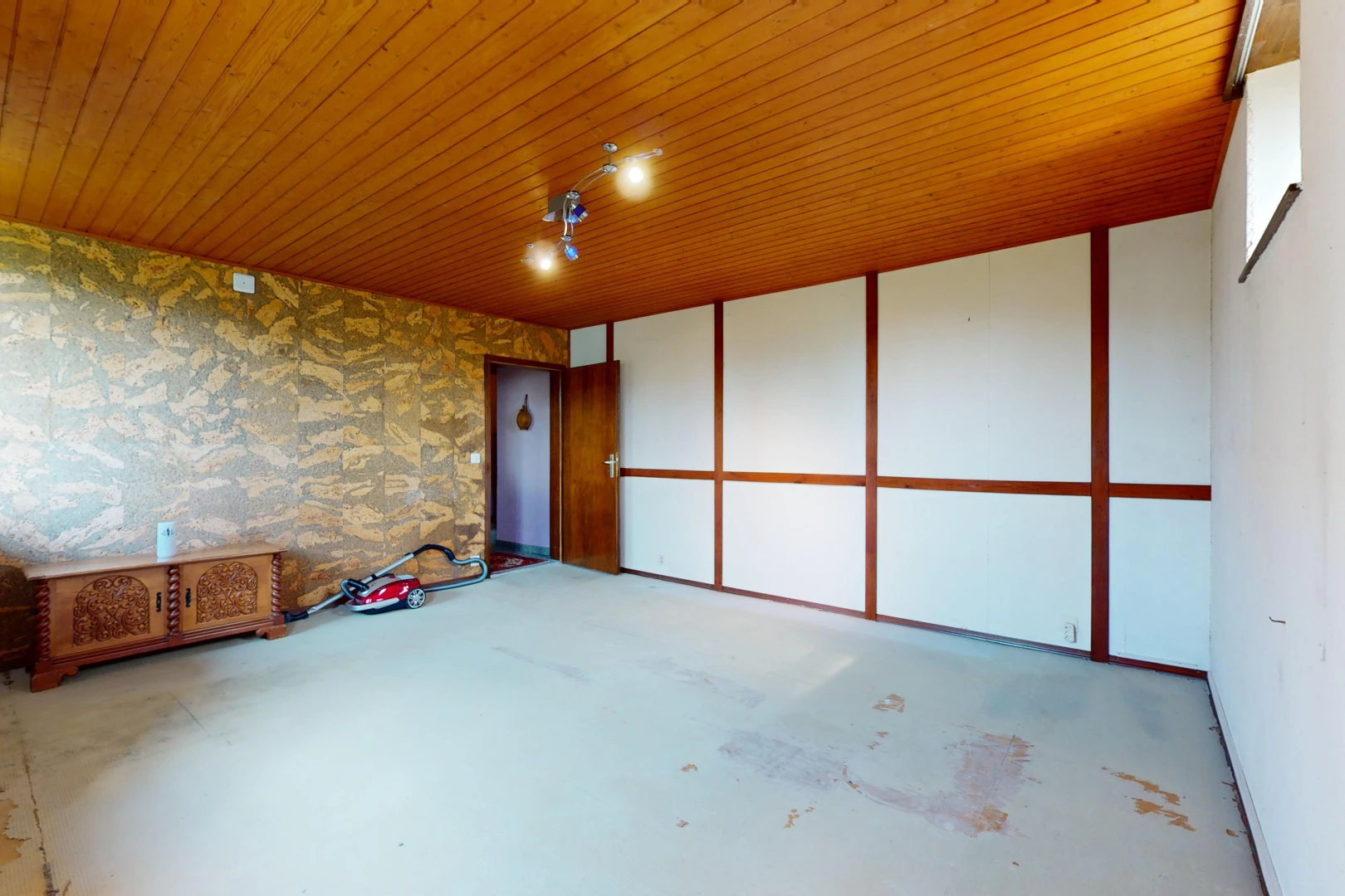 pièce vide avec sol en béton et plafond de bois