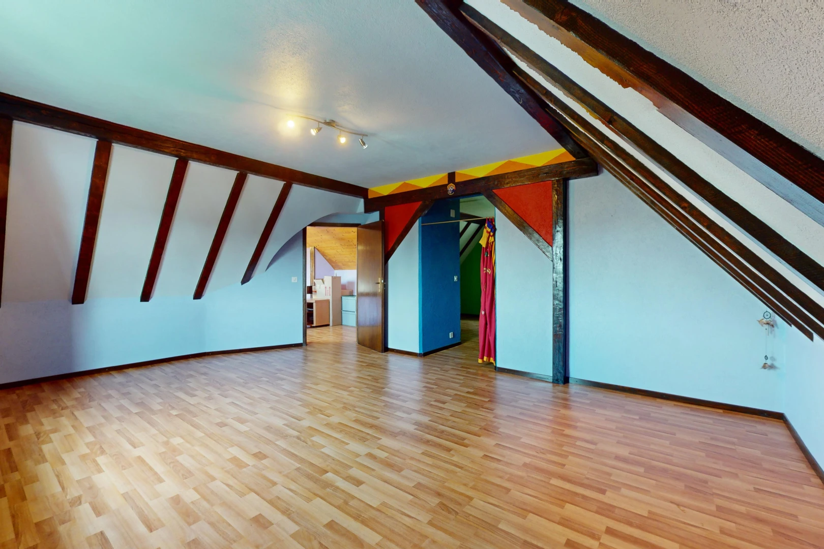 pièce vide avec passerelles voûtées, plancher de bois, plafond en crépis, et plafond voûté