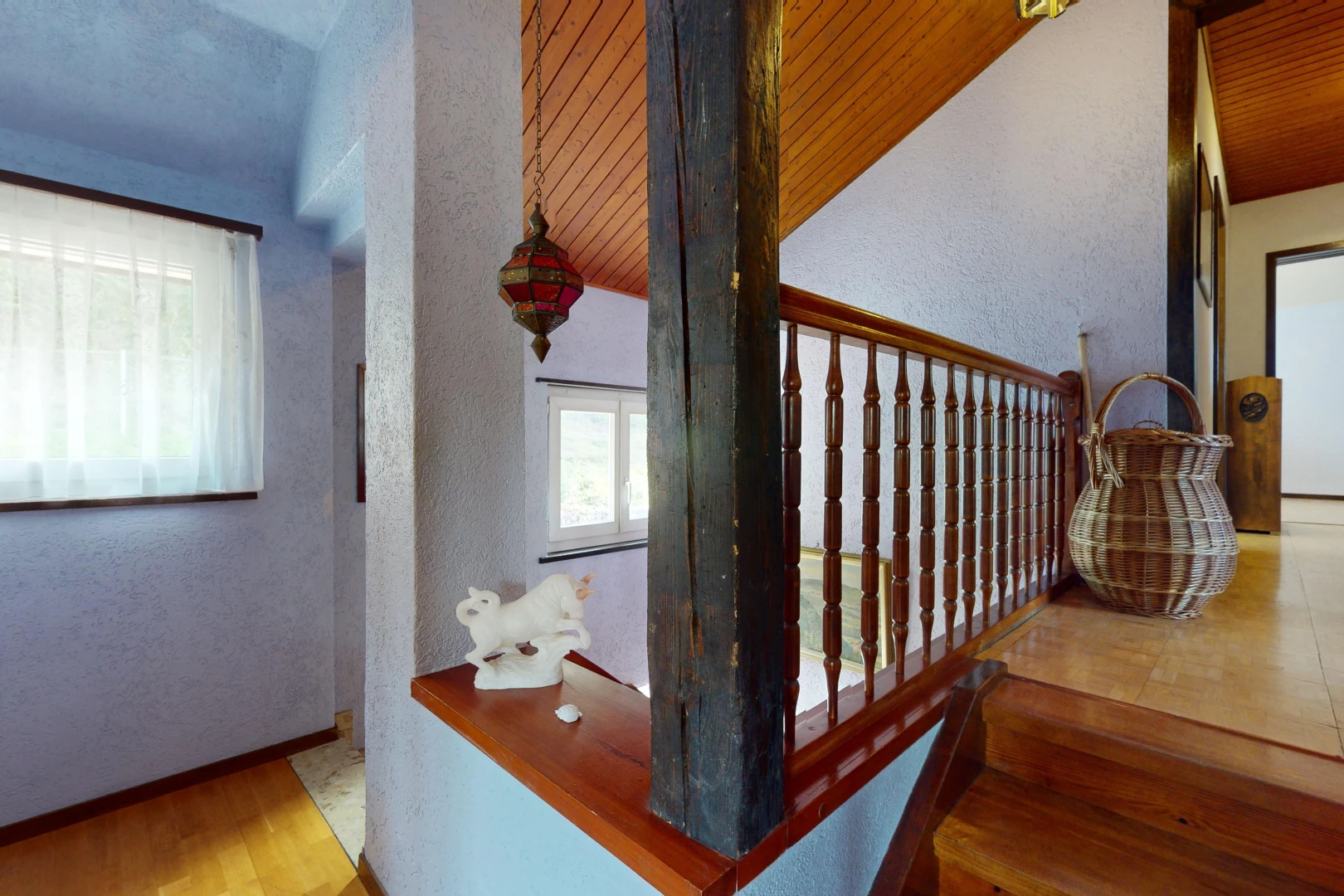 escaliers avec plafond de bois, plancher de bois, plafond voûté, et lumière naturelle