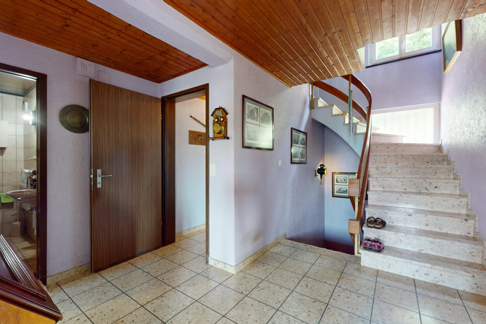 escaliers avec carrelage, plafond de bois, et lumière naturelle
