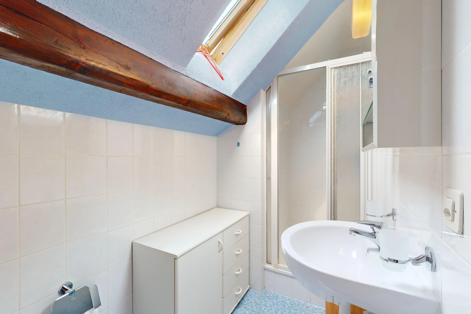 salle de bains avec mur carrelé, douche, plafond en crépis, et plafond voûté