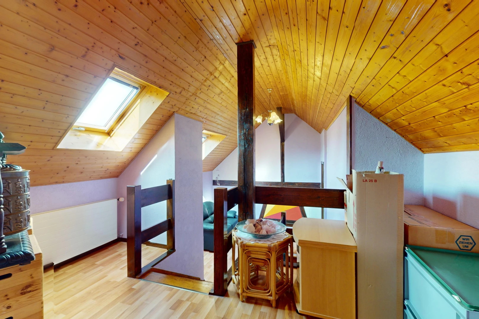chambre avec plafond voûté, plancher de bois, plafond de bois, et lucarne