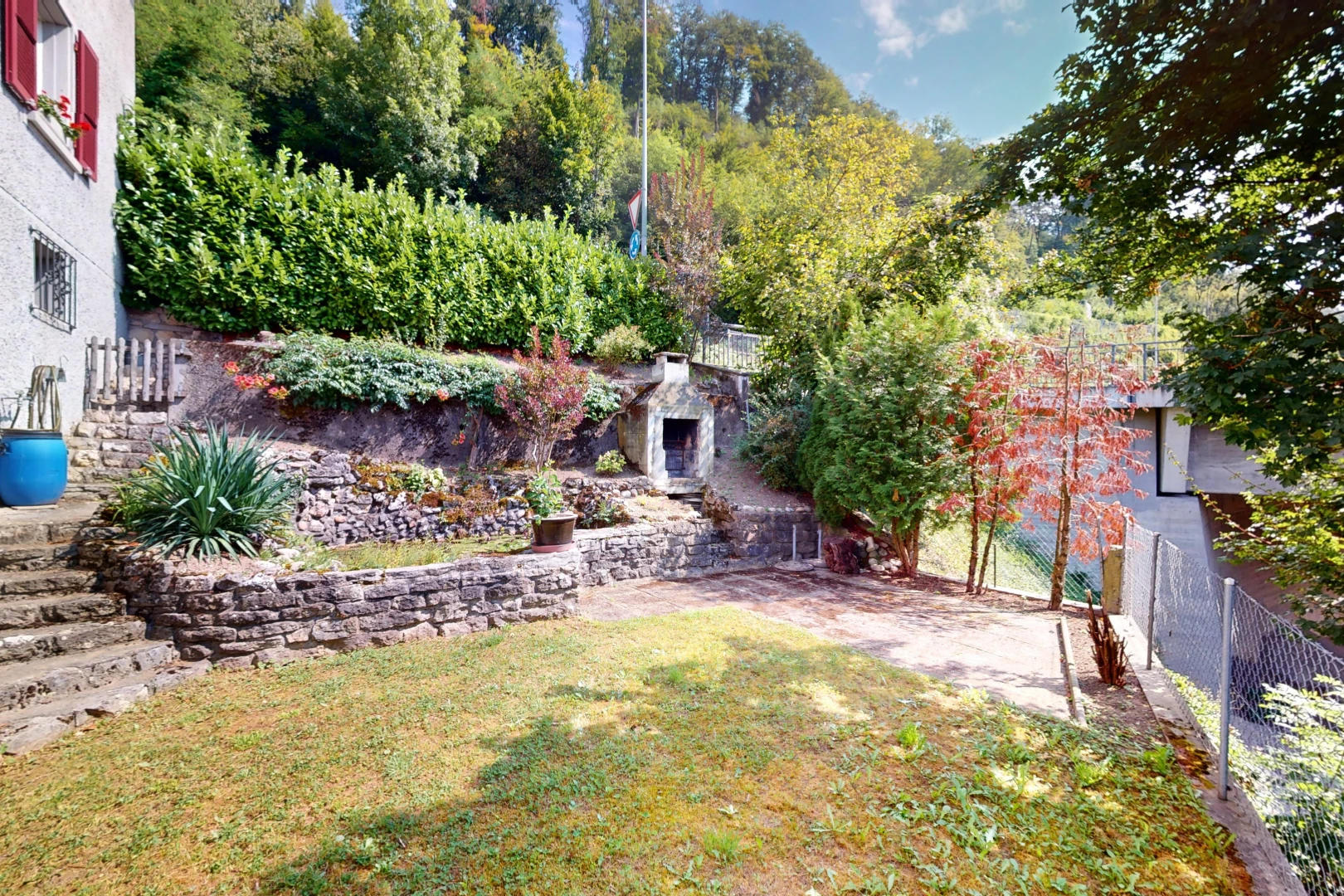 jardin avec clôture et pelouse
