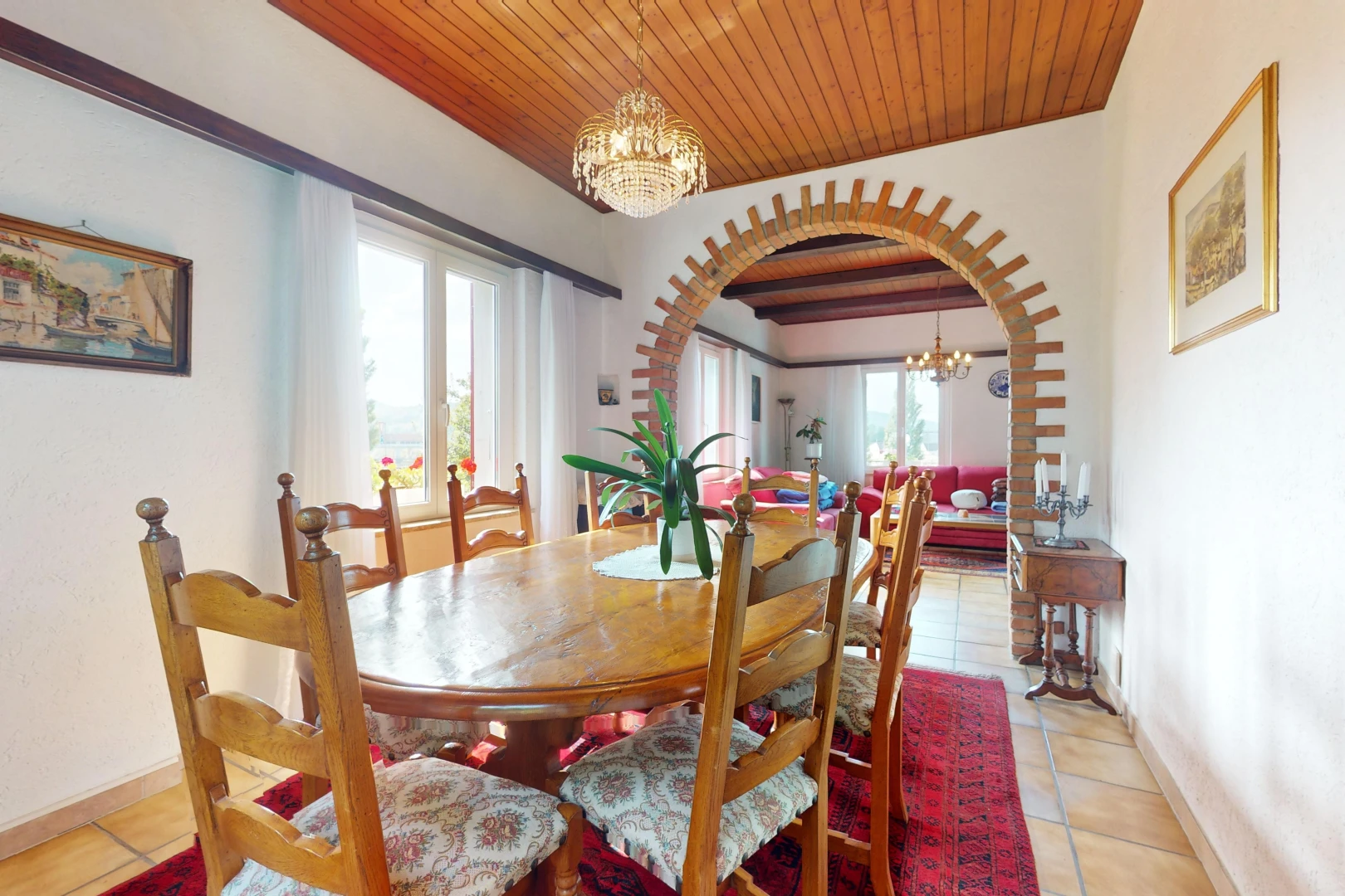salle à manger avec passerelles voûtées, lumière naturelle, lustre, et carrelage