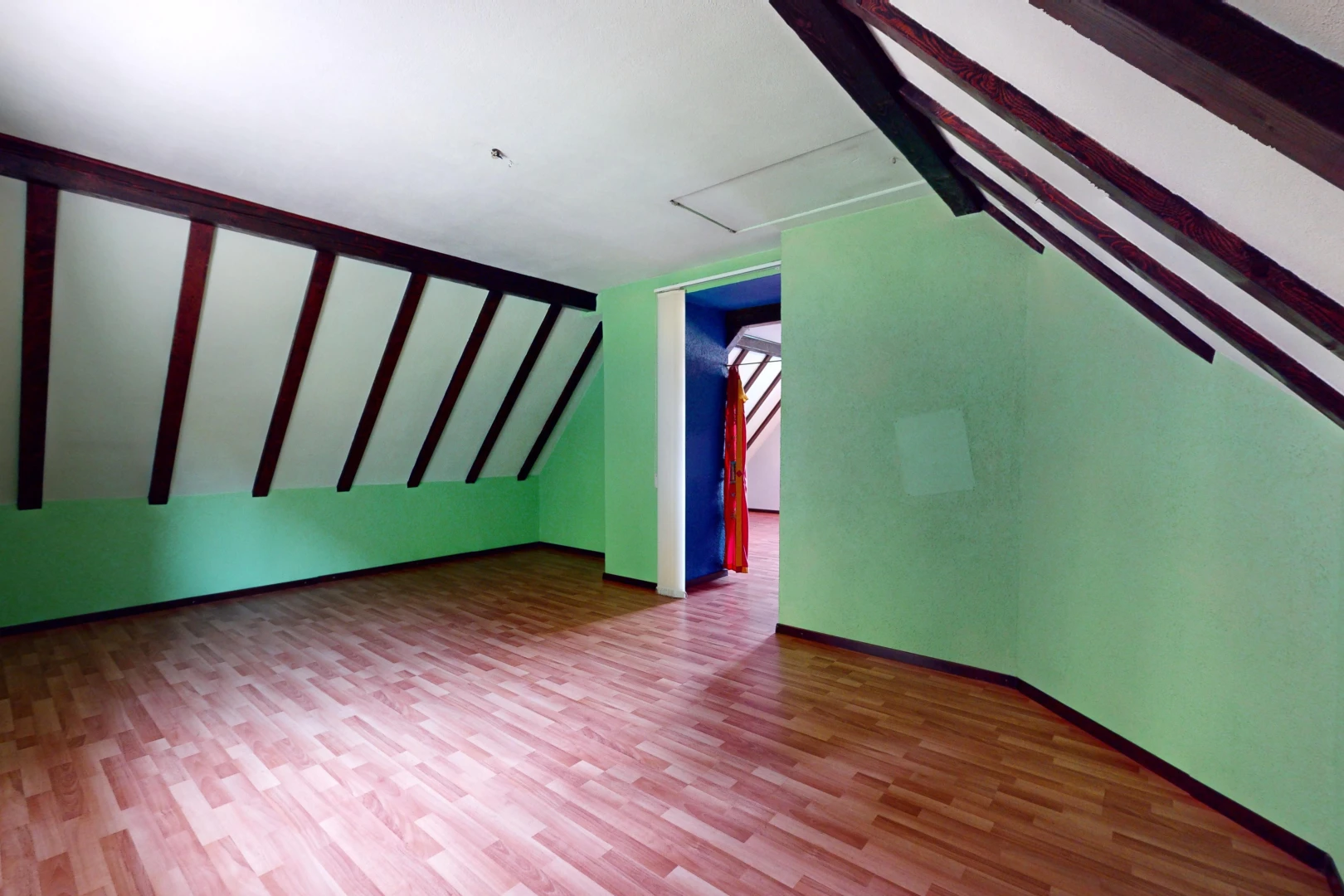 pièce vide avec plancher de bois, plafond bas, et plafond voûté