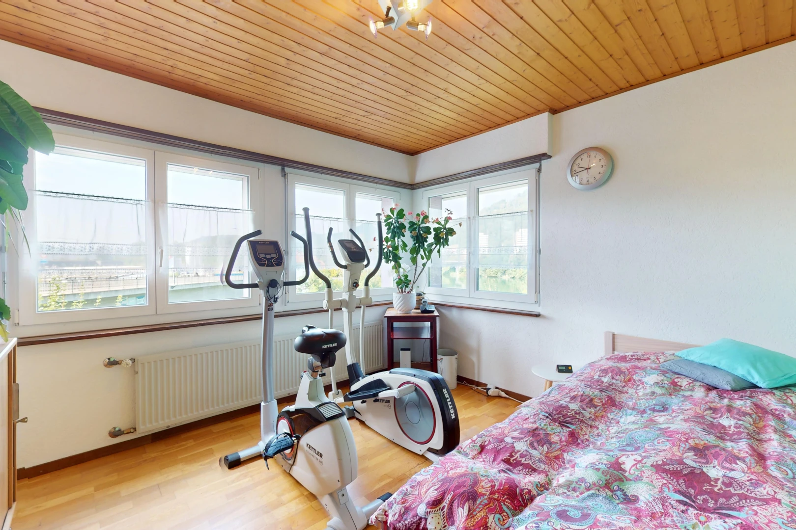 espace intérieur avec plancher de bois, radiateur, lumière naturelle, et plafond de bois
