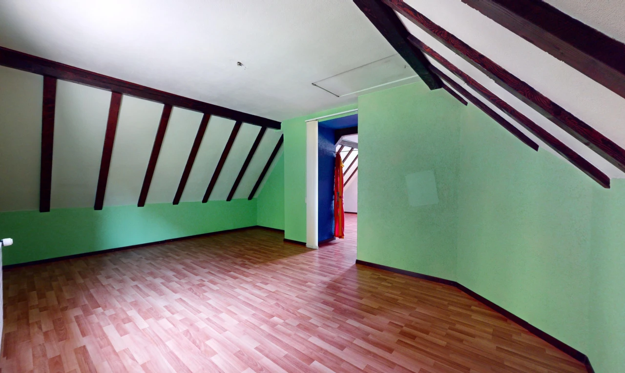 pièce vide avec plancher de bois, plafond bas, et plafond voûté