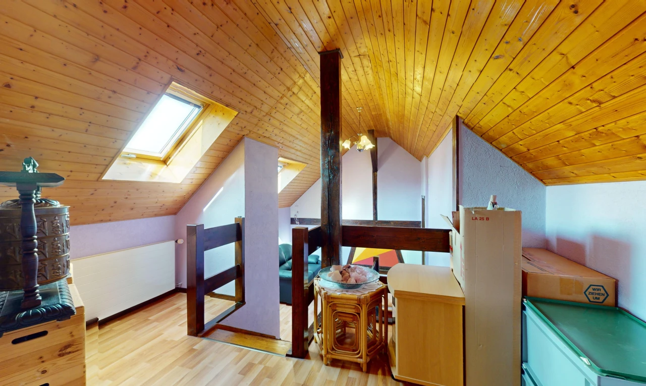 chambre avec plafond voûté, plancher de bois, plafond de bois, et lucarne