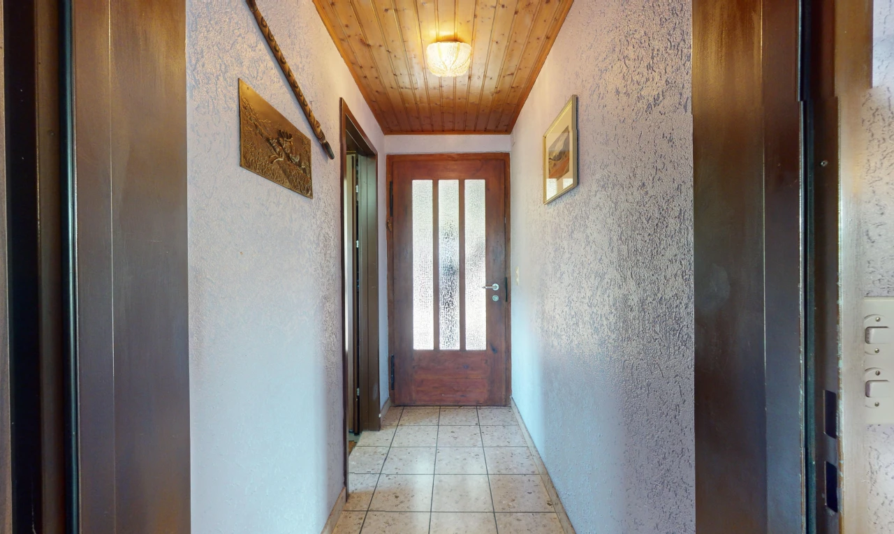 couloir avec carrelage, plafond de bois, et lumière naturelle